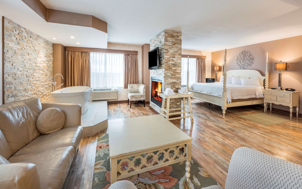 Suite, 1 King Bed, Non Smoking - Photo 11