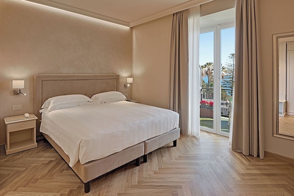 Deluxe Double or Twin Room, Balcony, Sea View photo 1