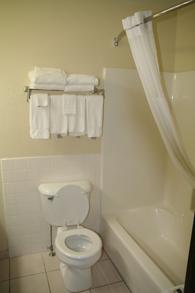 Room, 2 Queen Beds, Accessible, Non Smoking - Photo 9