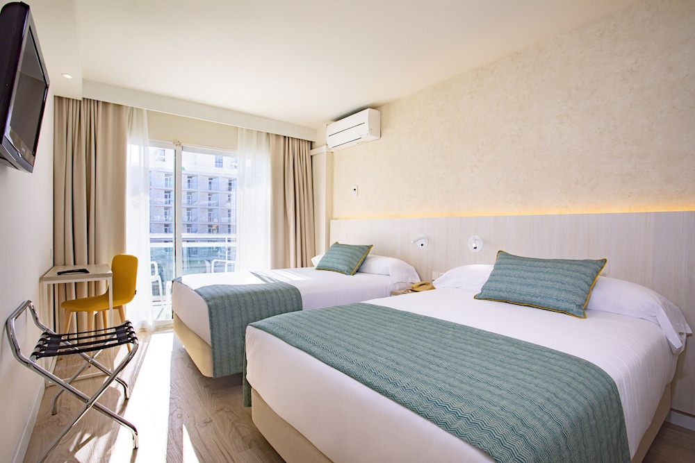 Double Room, 2 Double Beds, Balcony photo 3