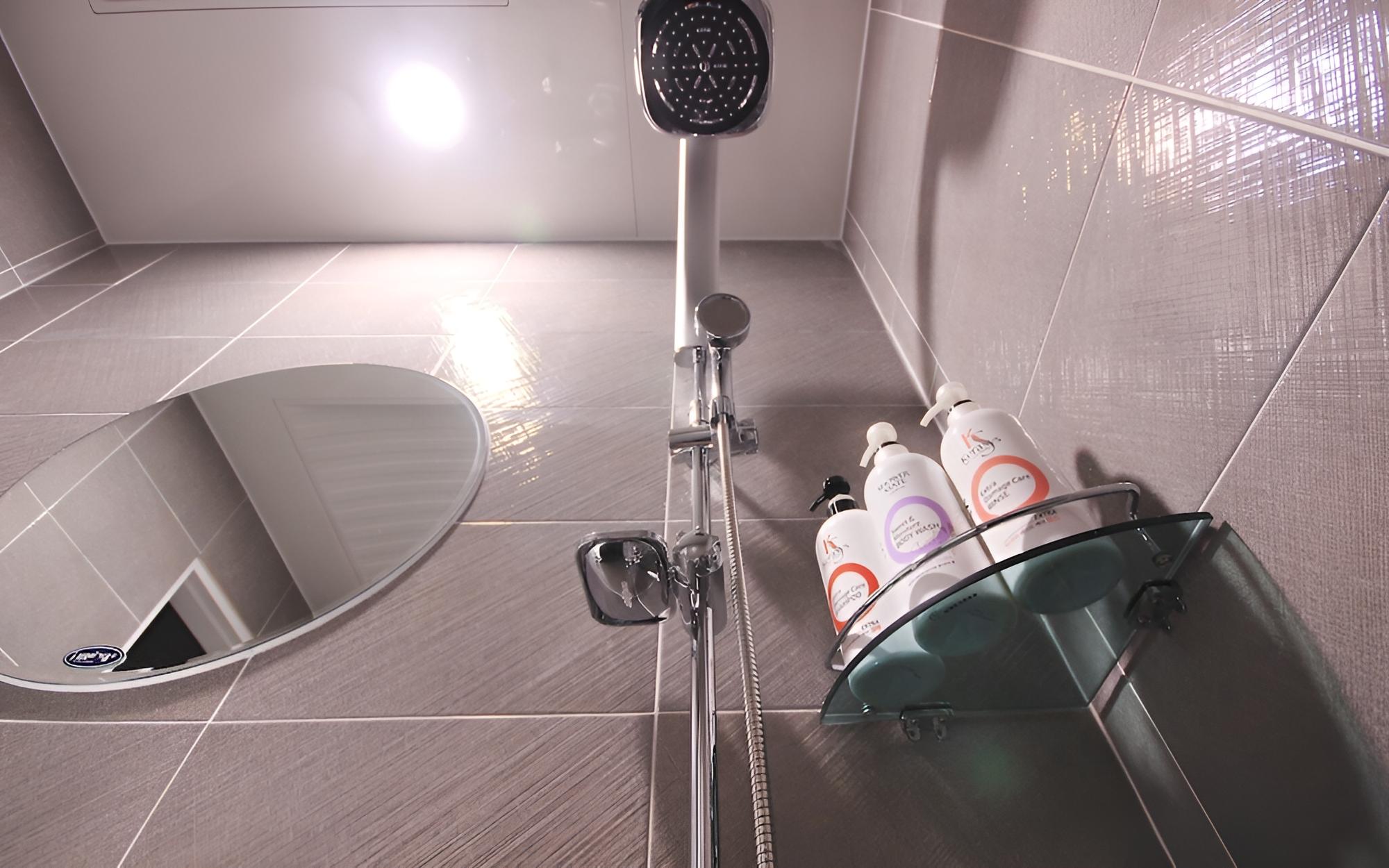 Room (Deluxe (free to watch Netflix/Disney)) - Photo 2