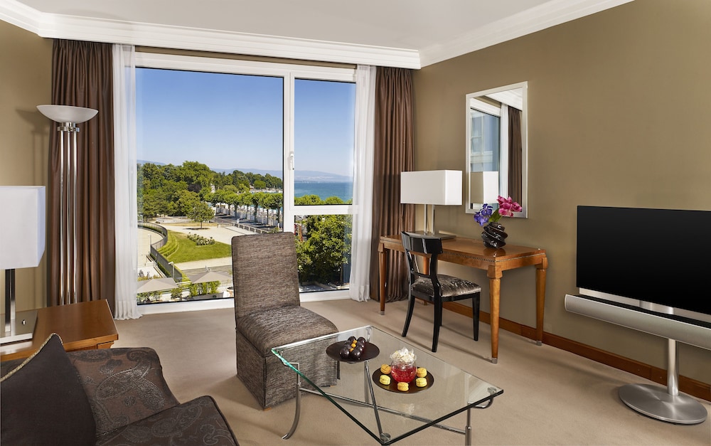 Junior Suite, 1 King Bed, Lake View