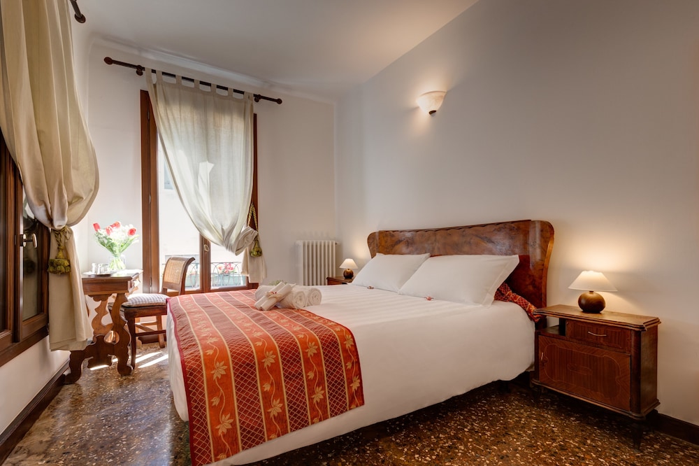 Double Room with Shared Bathroom photo 2