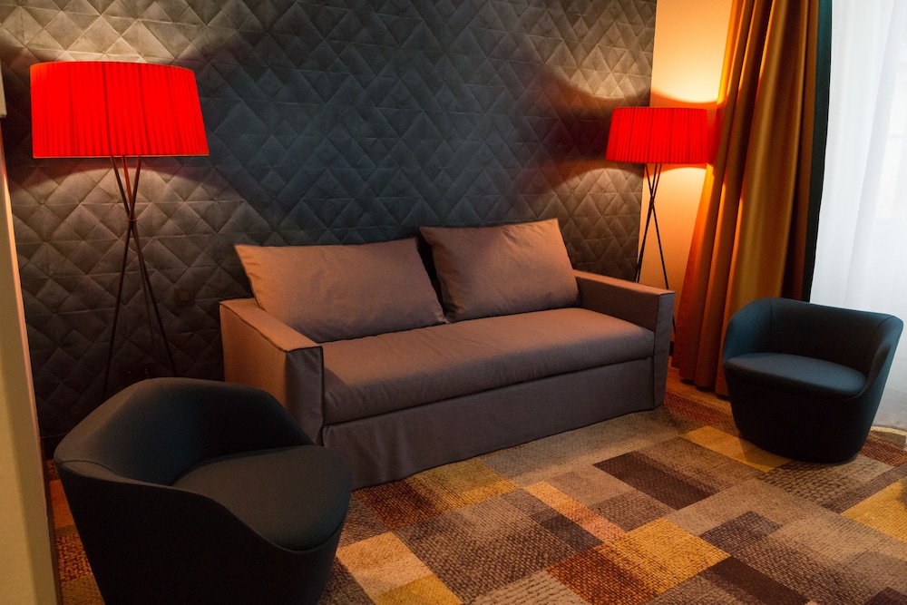 Suite - Photo 1