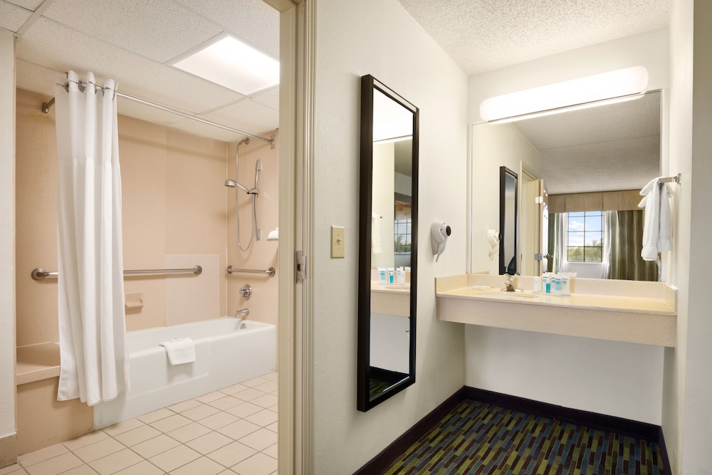 Family Suite, 2 Bedrooms, Non Smoking (1 King and 2 Queen Beds) - Photo 4