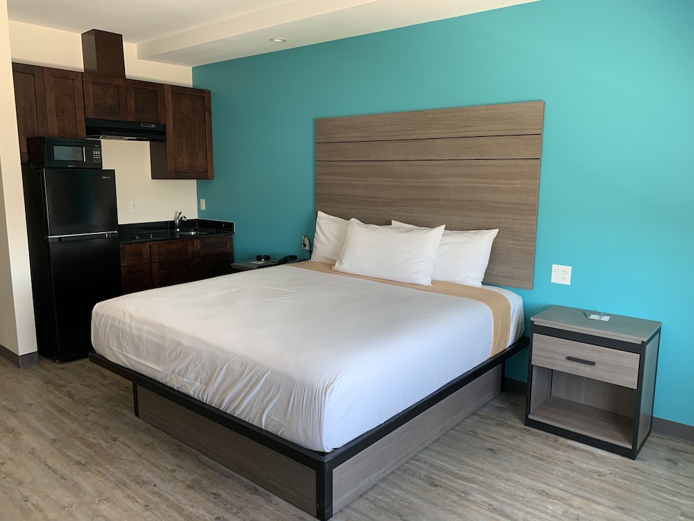 Room, 1 King Bed, Non Smoking, Kitchenette - Photo 2
