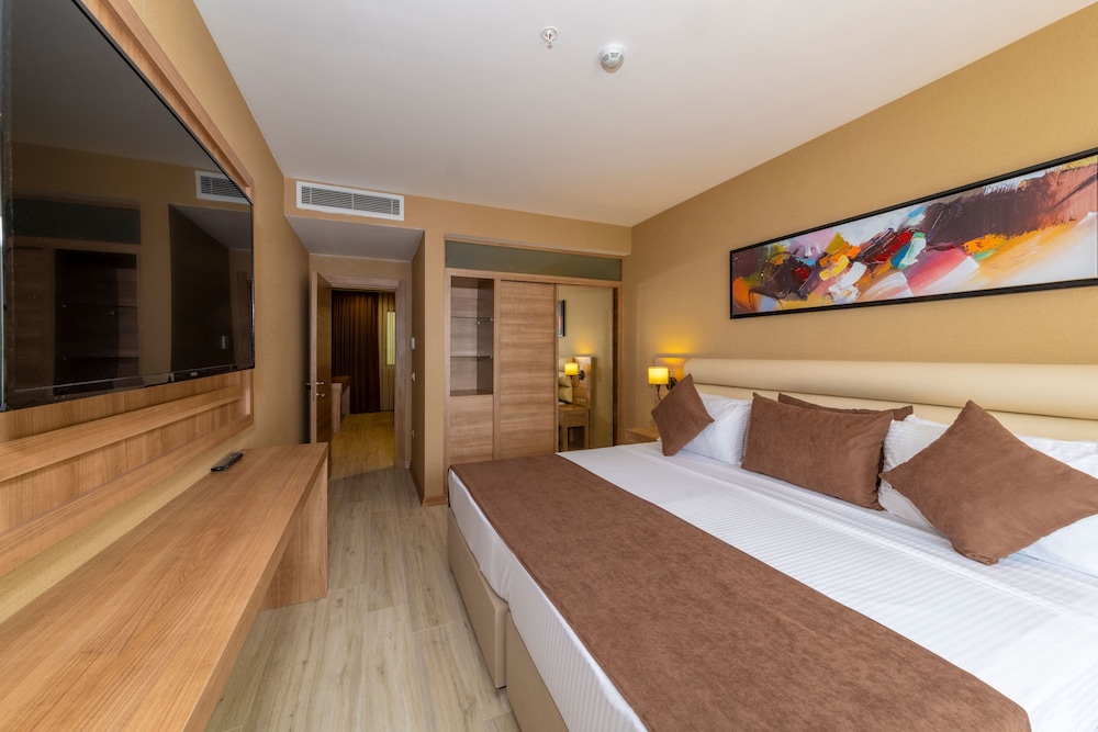 Deluxe Suite, City View photo 2