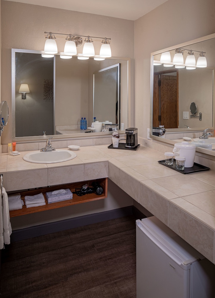 Standard Room, 1 King Bed, Marina View, Ground Floor - Photo 4