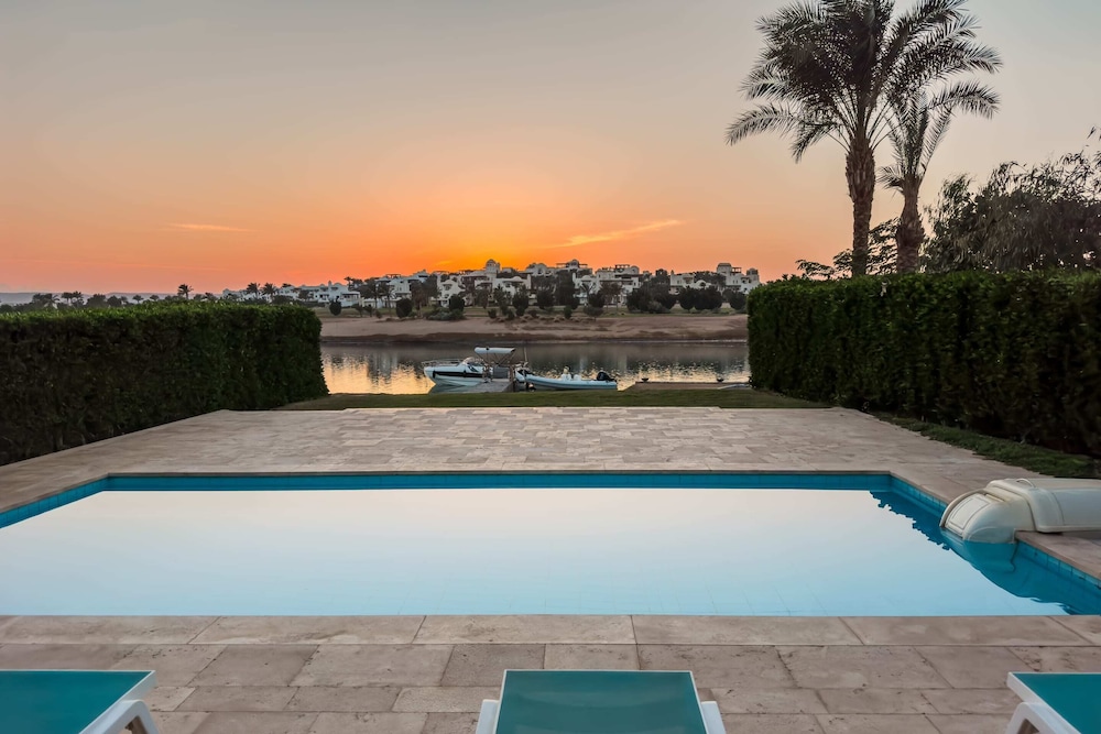 Basic Villa photo 1