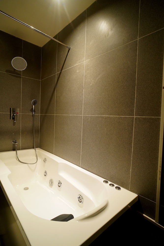 Luxury Studio Suite - Photo 8