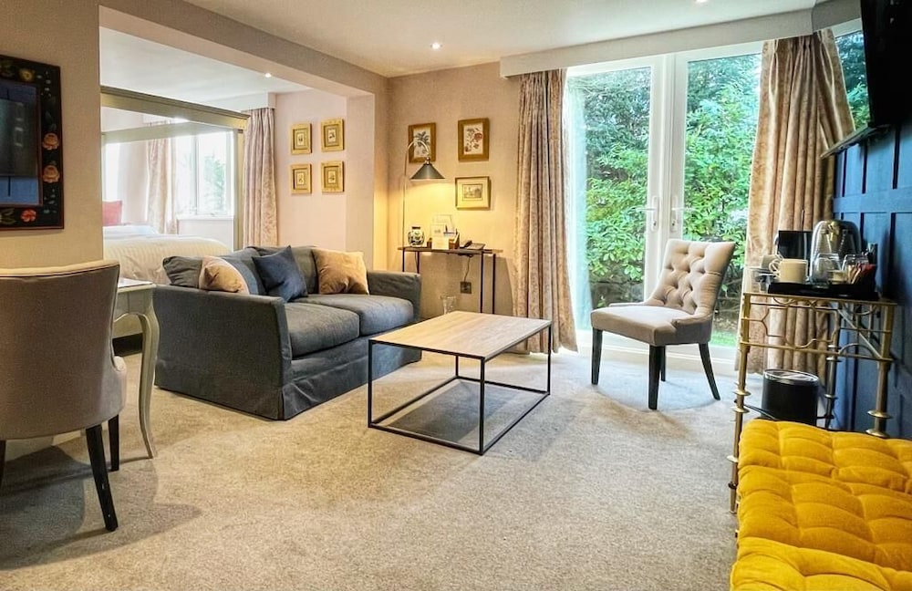 Executive Suite - Photo 17