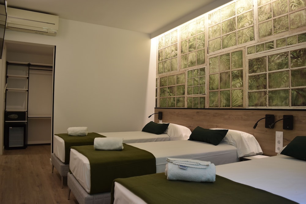 Standard Triple Room, City View photo 3