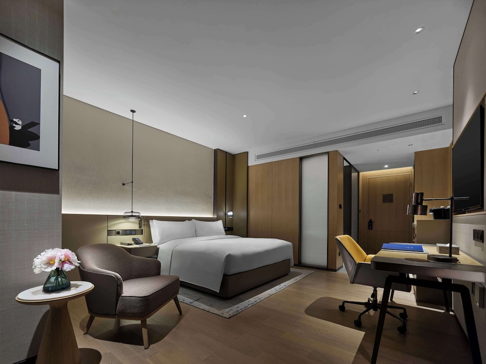 Deluxe Room, 1 King Bed (270D Skyline) photo 1