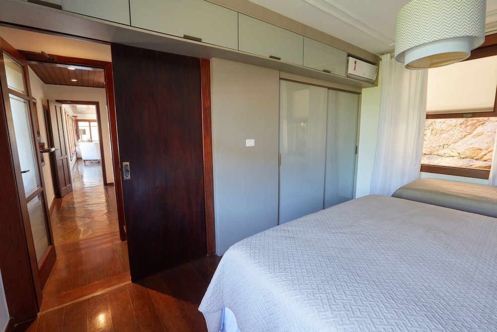 Deluxe House photo 1
