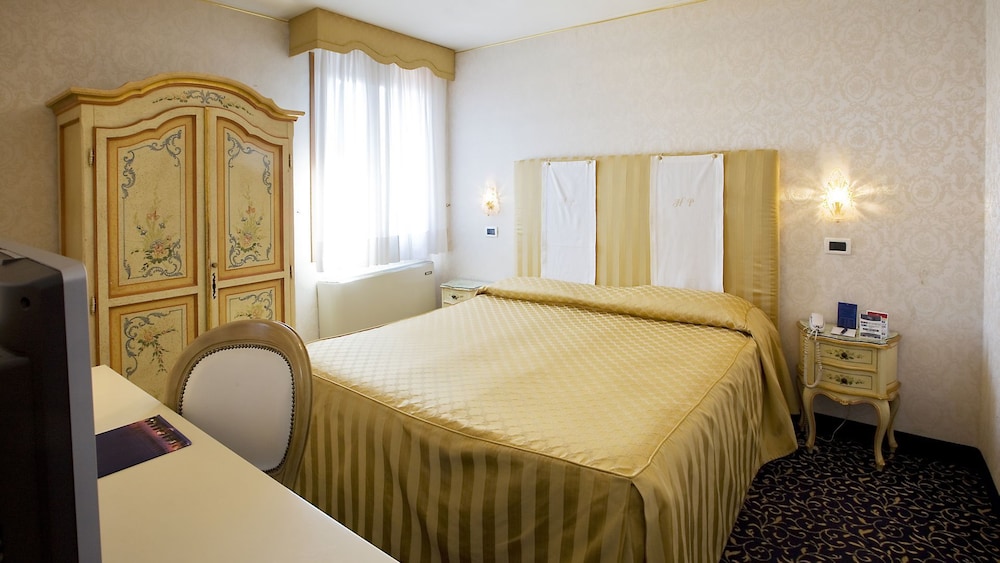 Classic Double or Twin Room, Canal View photo 3
