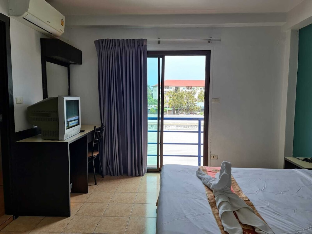Deluxe Double or Twin Room - Photo 9