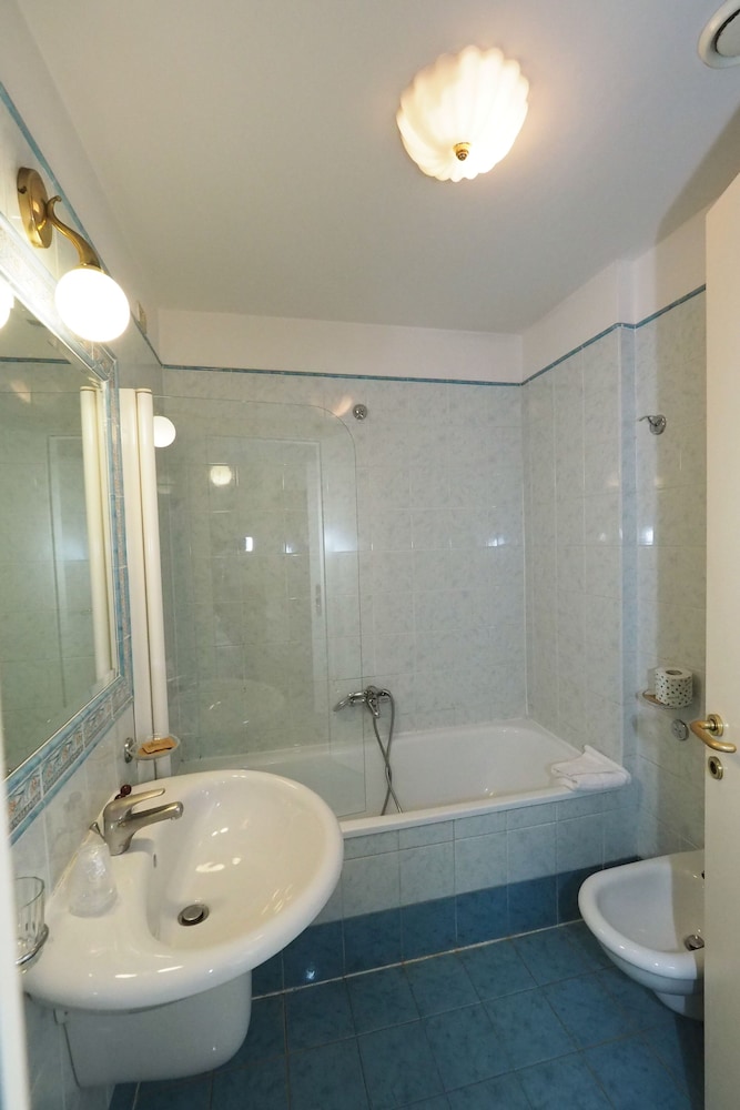 Double Room - Photo 15