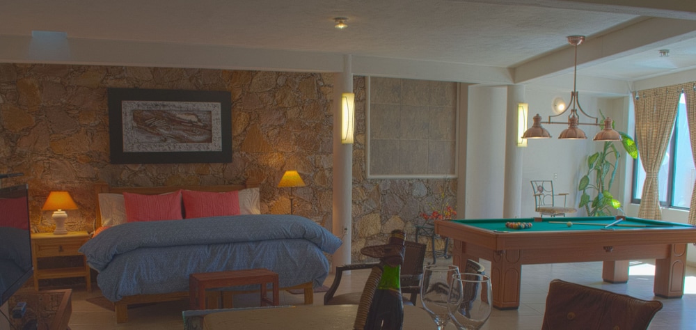Comfort Room, 1 King Bed, Pool View, Executive Level photo 1