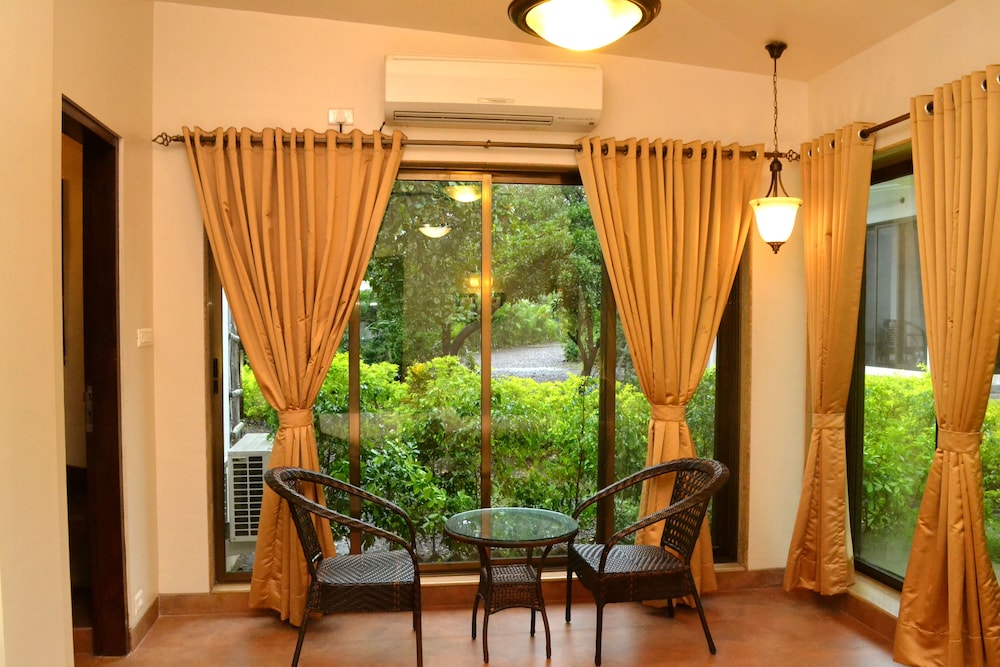 Superior Studio, 1 Queen Bed, Private Bathroom, Pool View photo 2