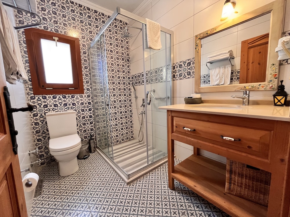 Deluxe Triple Room, City View photo 3