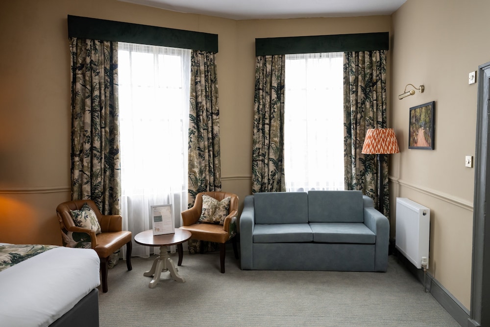 Superior Family Room photo 3