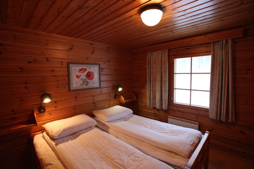 Traditional Bungalow, 2 Bedrooms, Partial Lake View