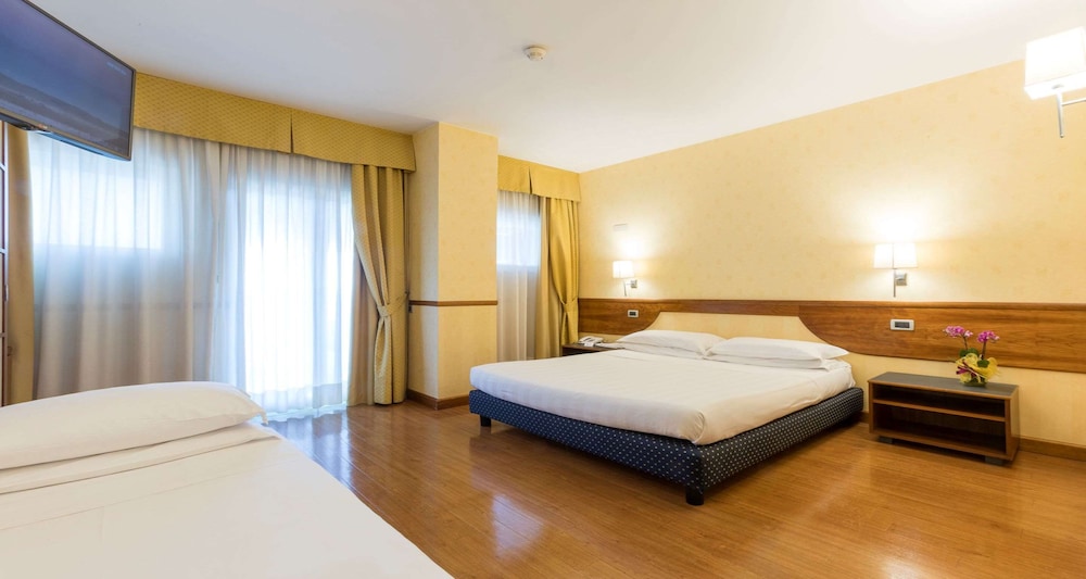 Standard Room, Multiple Beds, Non Smoking - Photo 3