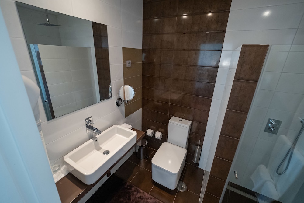Executive Twin Room, Non Smoking, Pool View photo 2