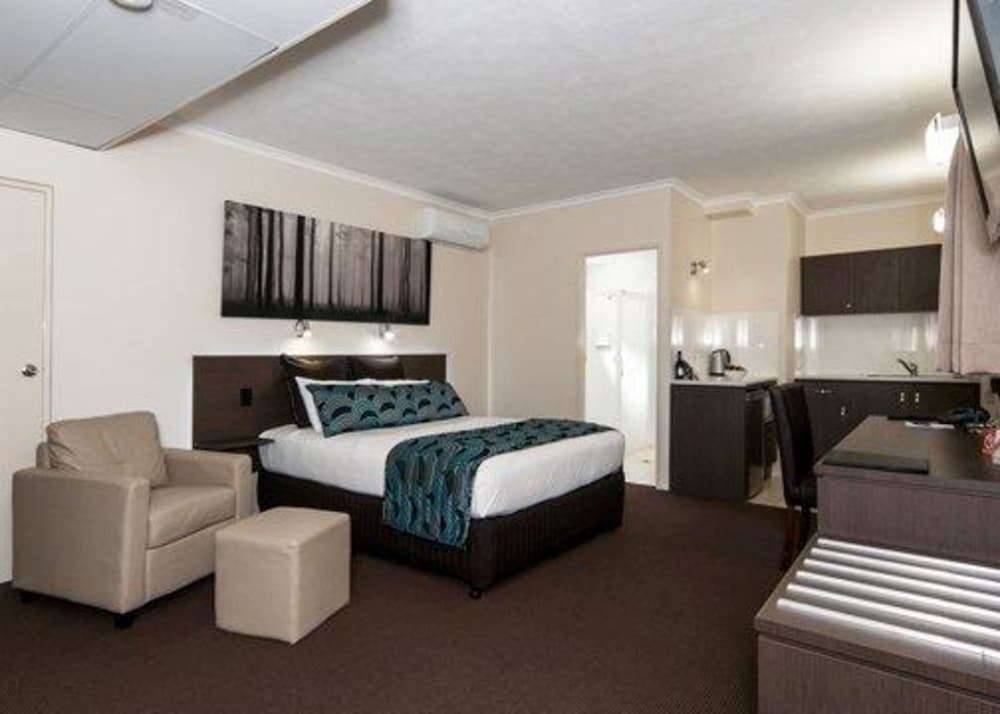 Deluxe Room, 1 Queen Bed thumbnail 5