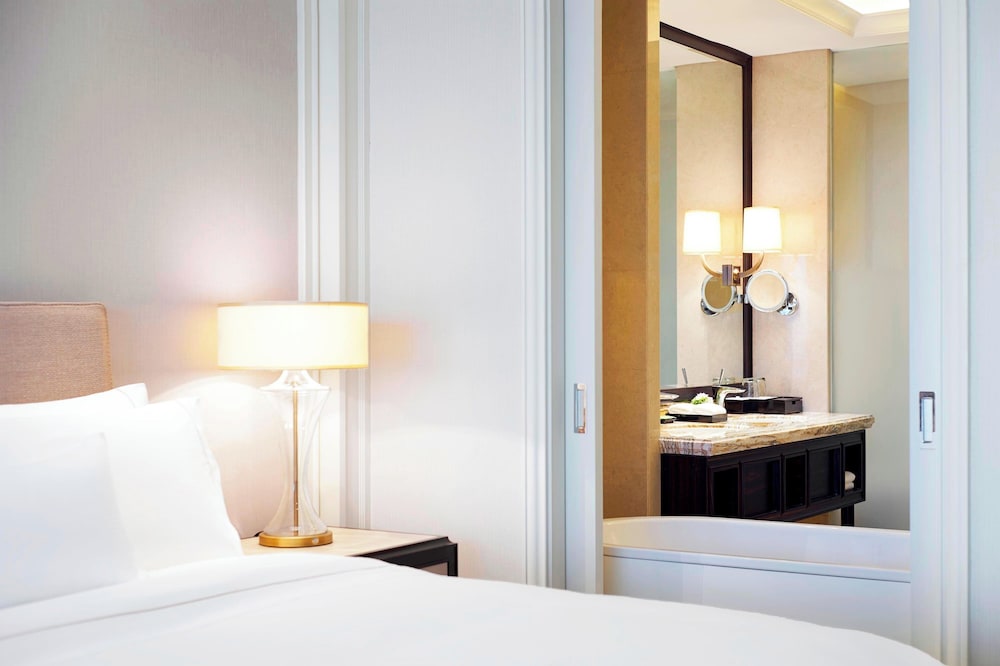 Room, 2 Twin Beds, Balcony, Mountain View
