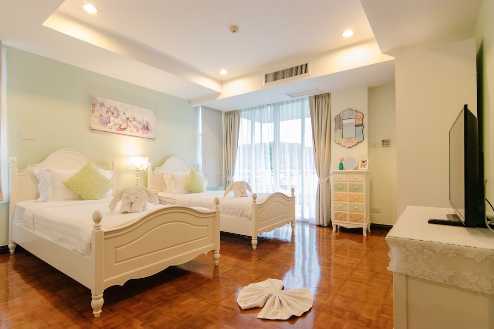 Deluxe Suite, 3 Bedrooms, Kitchenette, Partial Sea View photo 3