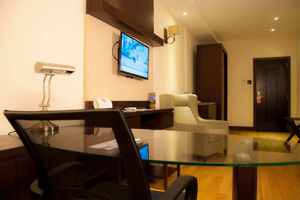 Executive Room, 1 King Bed, Garden View, Corner