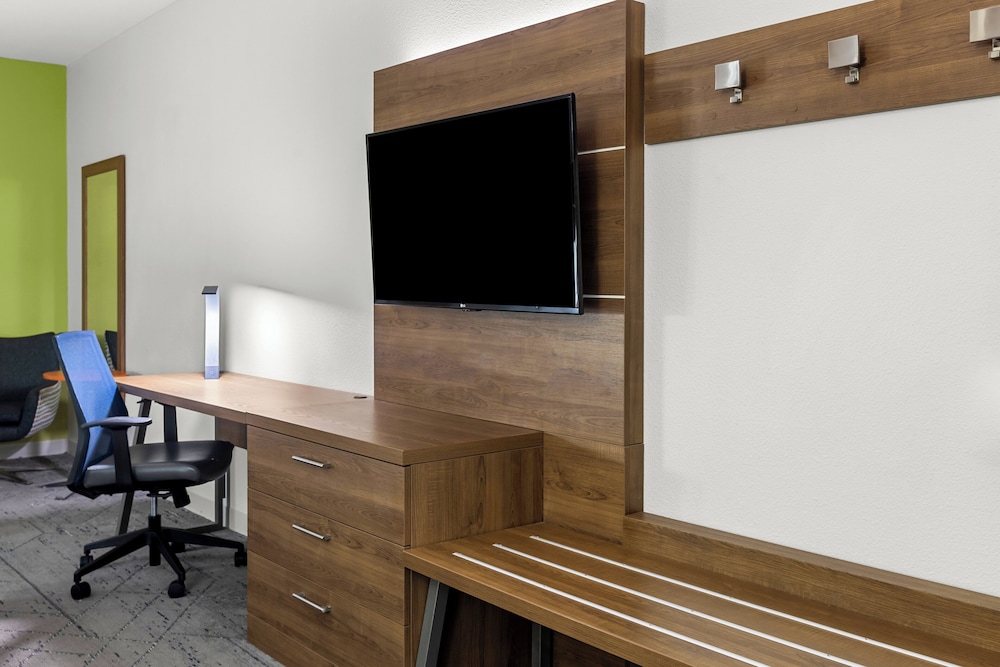 Suite, 2 Queen Beds, Accessible (Communications) thumbnail 5
