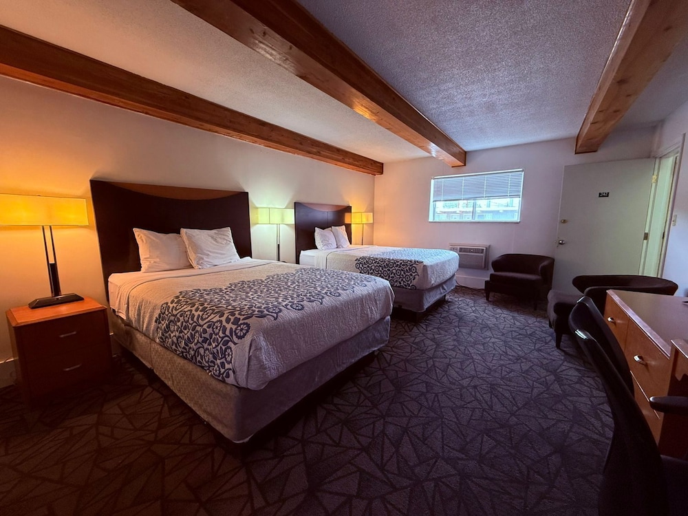 Room, 2 Queen Beds, Non Smoking photo 3