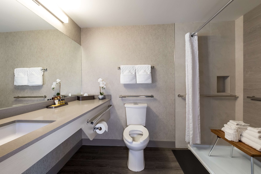 Standard Room, 1 King Bed, Accessible, Ground Floor thumbnail 6