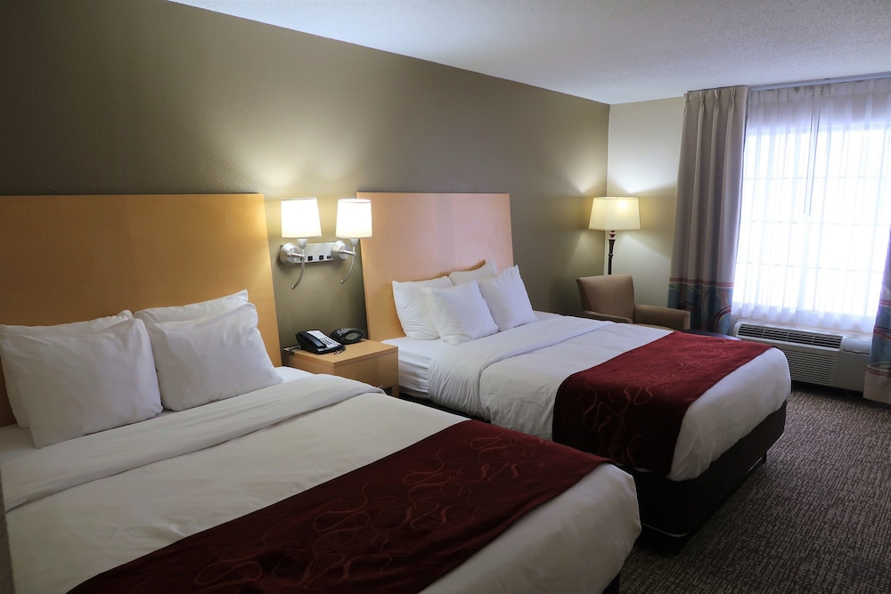 Room, 2 Queen Beds, Non Smoking (Upgrade) - Photo 4