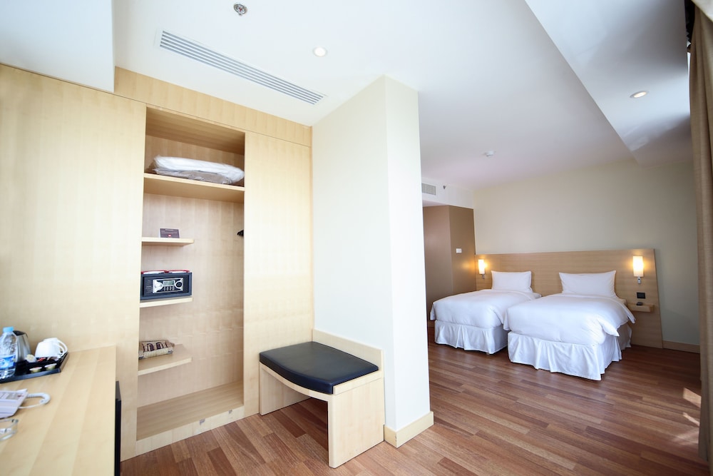 Room, 2 Twin Beds - Photo 6