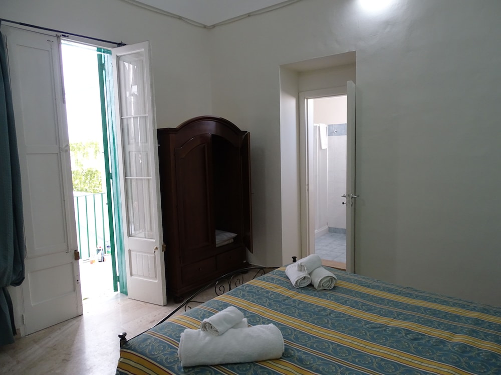 Classic Double Room (105) photo 3