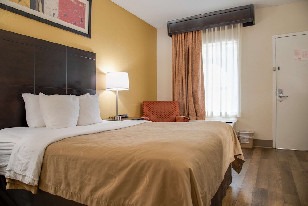 Standard Room, 1 King Bed, Non Smoking - Photo 2