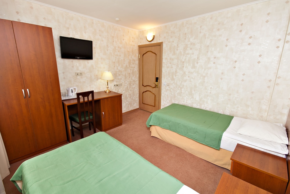 Renovated Economy room with 2 single beds, shared bathroom photo 1