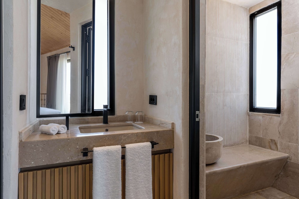 Suite, Non Smoking, Private Pool (Mezzanine) - Photo 3