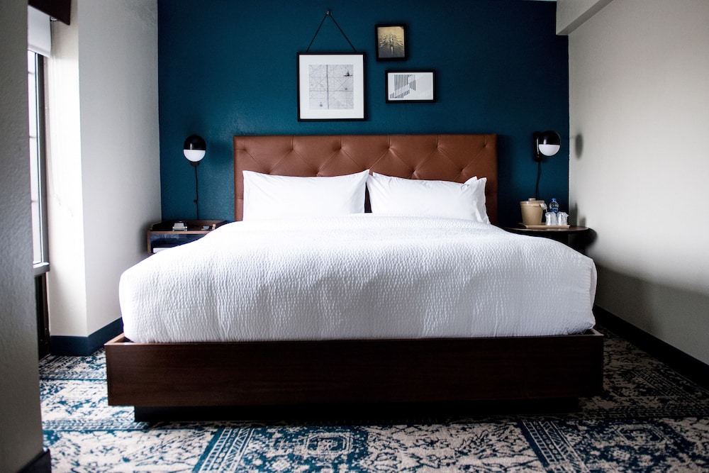 Traditional Room, 1 King Bed with Sofa bed - Photo 1