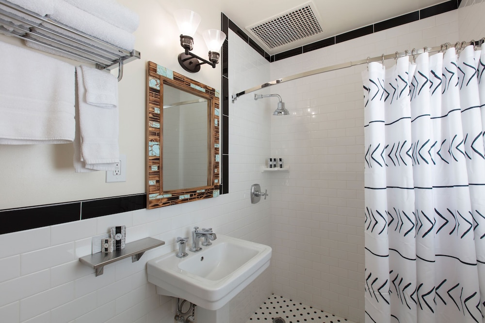 Deluxe Double Room, 2 Queen Beds - Photo 10