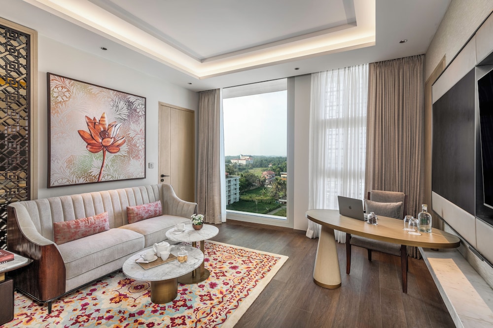 Luxury Suite, City View