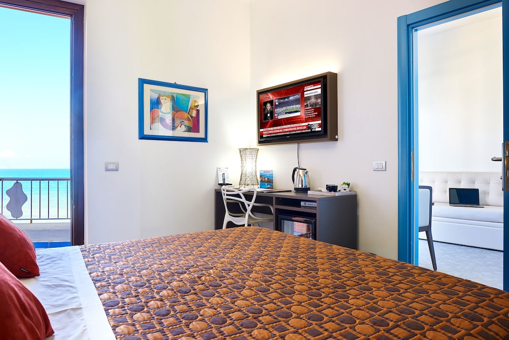 Deluxe Suite, Sea View, Beachfront photo 3