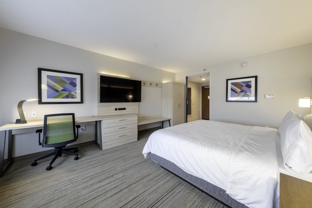 Standard Room, 1 King Bed, Accessible (Communication Accessible) - Photo 4