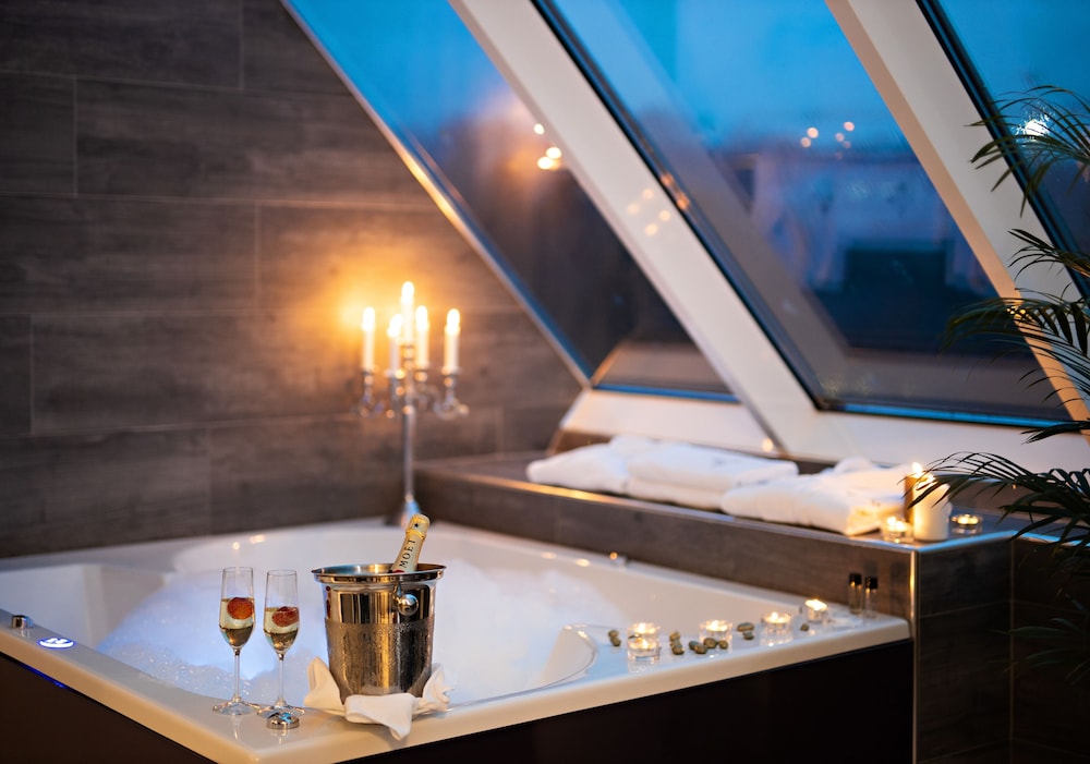 Deluxe Suite, Jetted Tub - Photo 10