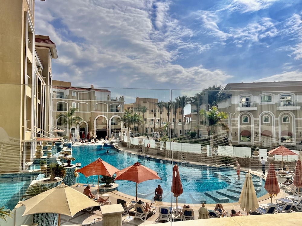 Honeymoon Room for Egyptian Nationals and Residents Only. photo 2