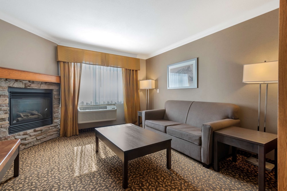 Suite, 1 King Bed, Non Smoking, Kitchenette (with Sofabed) photo 3