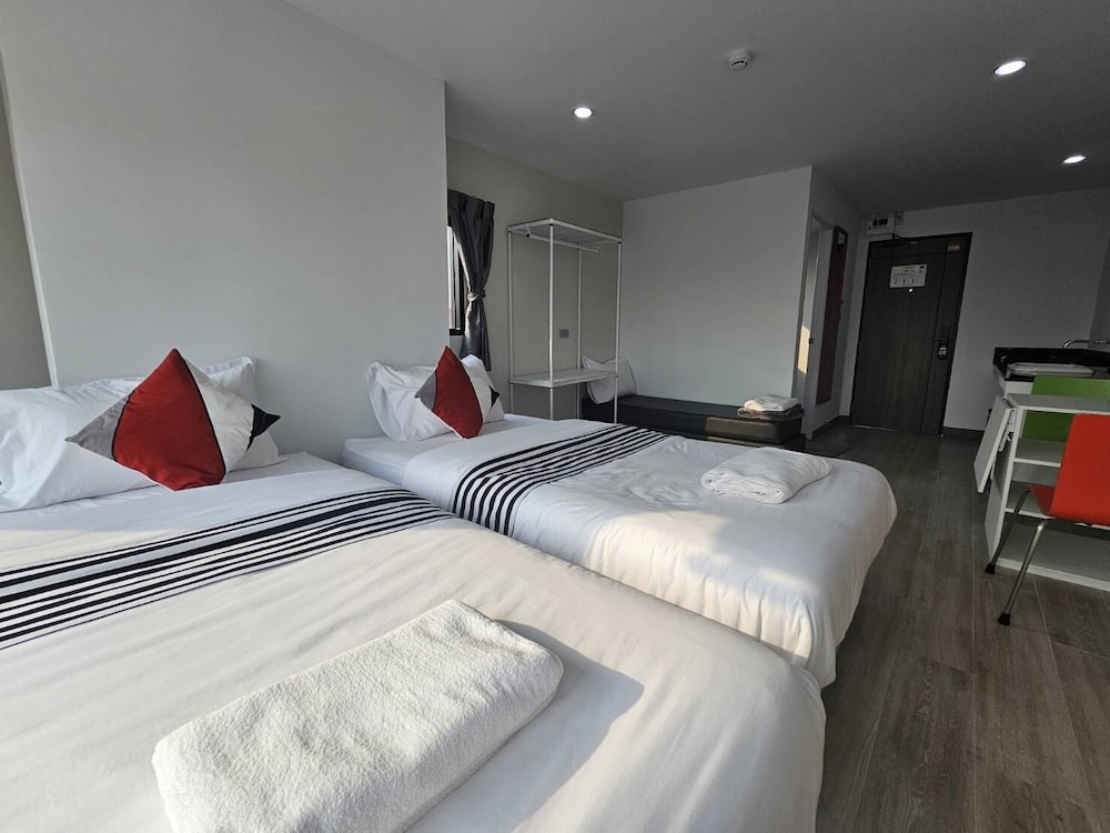 Deluxe Room, Multiple Beds, Private Bathroom, City View photo 2